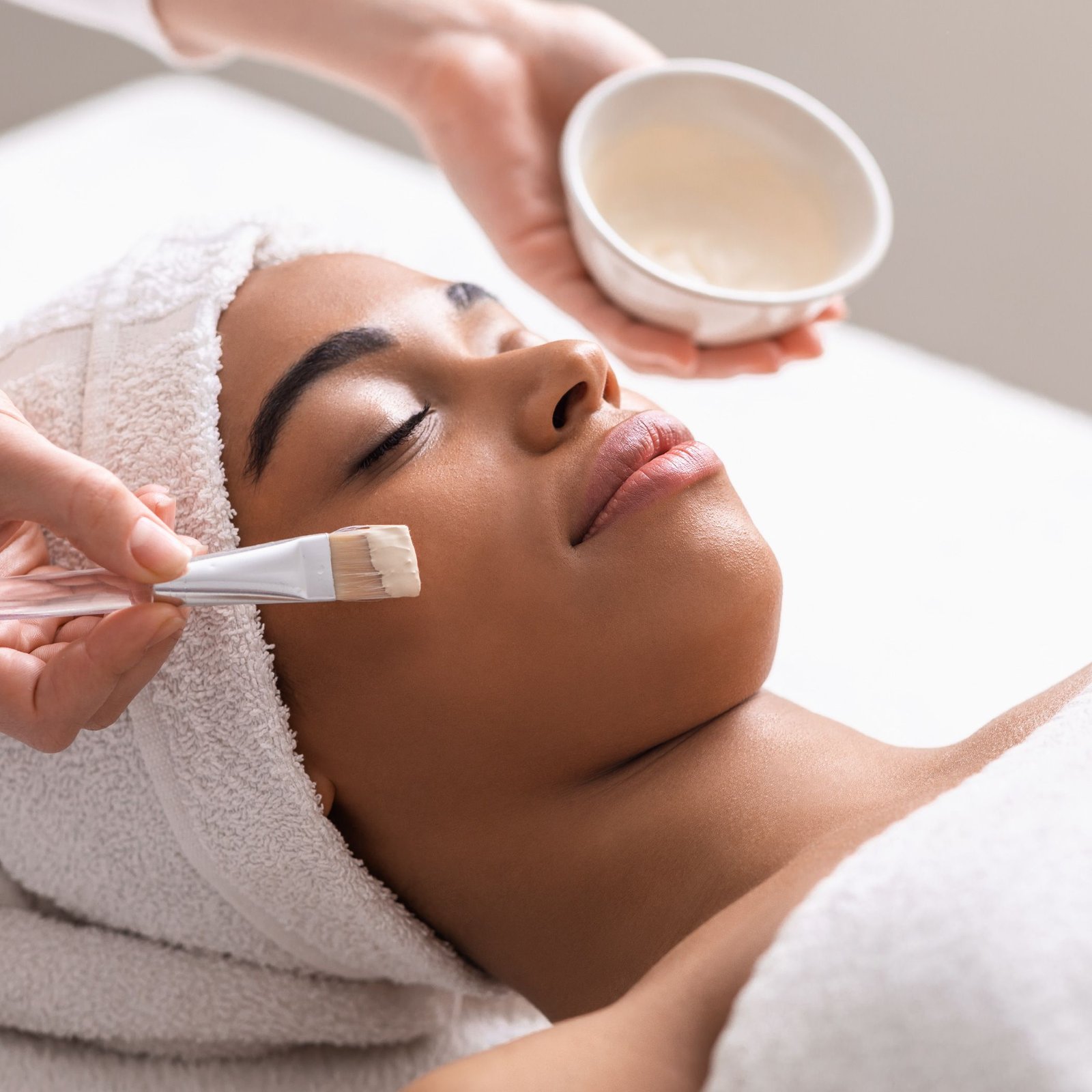 facial-treatment-Cm4FXcMS